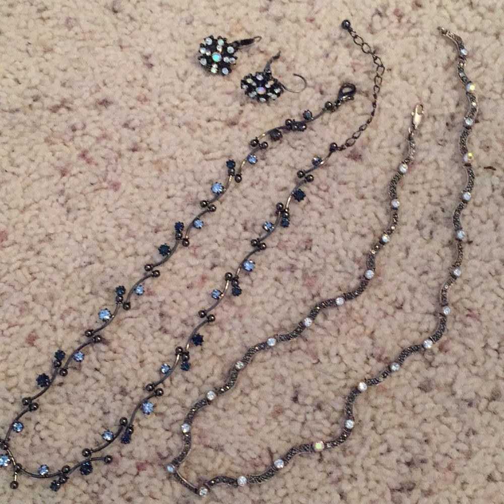 Antique-look crystal drop earrings / 2 necklaces